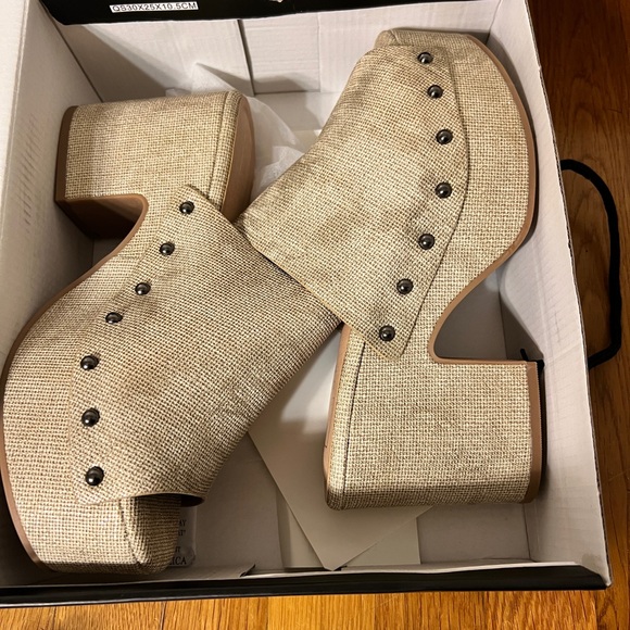 ShuShop Gina Nude Platform Clog Sandal in Gold Woven - Picture 2 of 6